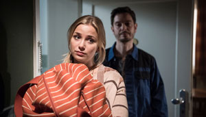 Streit unter Liebenden: Timo (Michael Baral) versucht Lea (Anna Sophia Claus) zur Vernunft zu bringen, die sich auf einen Kleinkrieg mit ihrem Mitbewohner eingelassen hat.