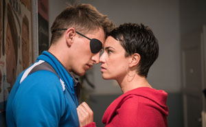 Fatale Affäre: Obwohl Nico (Jannik Scharmweber) eine Freundin hat, kann er Angelina (Daniele Bette) nicht widerstehen. Er ahnt nicht, worauf er sich einlässt.