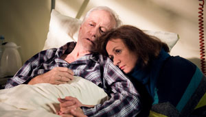 Große Sorge um Hans (Joachim H. Luger): Nach seinem Zusammenbruch liegt er in einem Krankenhaus. Anna (Irene Fischer) weicht nicht von seiner Seite.