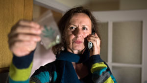 Anna (Irene Fischer) steigt in den Drogenhandel ein, um Hans‘ Arztrechnungen bezahlen zu können.
