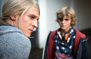 Sunny (Martin Walde, l) zeigt sich ihrem Sohn Yannik (Mats Nohl) zum ersten Mal als Frau. Wie wird der Junge reagieren?