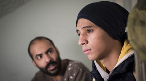 Jamal (Mohamed Issa, rechts) möchte eine Ausbildung zum Pflegefachhelfer machen. Sein Vater Yussuf (Ayman Cherif) ist dagegen.