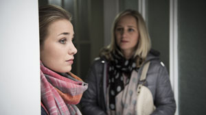 Zweckgemeinschaft: Lea (Anna Sophia Claus, l) und Lisa (Sontje Peplow) wollen gemeinsam der Kriminalität in der Lindenstraße den Kampf ansagen.