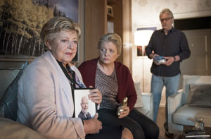 Traurige Ostern: Helga (Marie-Luise Marjan, links) vermisst ihren verstorbenen Ehemann Erich. Gabi (Andrea Spatzek) und Andy (Jo Bolling) versuchen, sie zu trösten.