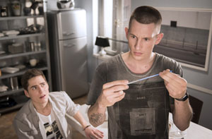 Nico (Jannik Scharmweber, r) und sein Kumpel Linus (Timothy Boldt) machen eine merkwürdige Entdeckung in Angelinas Kühlschrank.
