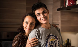 Drehpause: Dunja Dogmani („Neyla“) mit ihrem „Film-Sohn“ Aron Rufer („Jamal“)