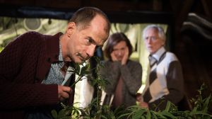 Erwischt: Carsten (Georg Uecker, l) entdeckt die Cannabis-Plantage von Anna (Irene Fischer) und Hans (Joachim H. Luger).
