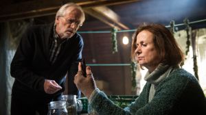 Krumme Geschäfte: Anna (Irene Fischer) will hinter Hans’ (Joachim H. Luger) Rücken einen Drogen-Deal abwickeln.